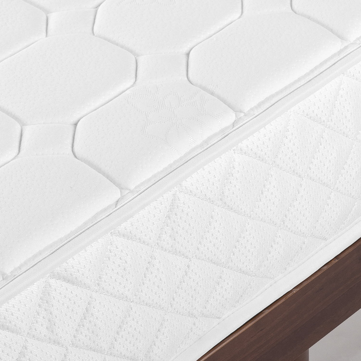 8" Quilted Hybrid Mattress of Comfort Foam and Pocket Spring, Full J609